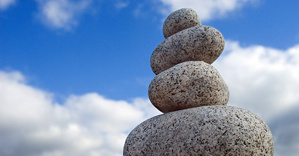 Formation anglais débutant cairn symbolisant l'apprentissage progressif de l'anglais